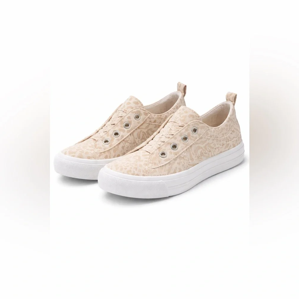 STQ‎ Slip-On Sneakers Size 6 Beige Animal Print Platform NEW IN BOX